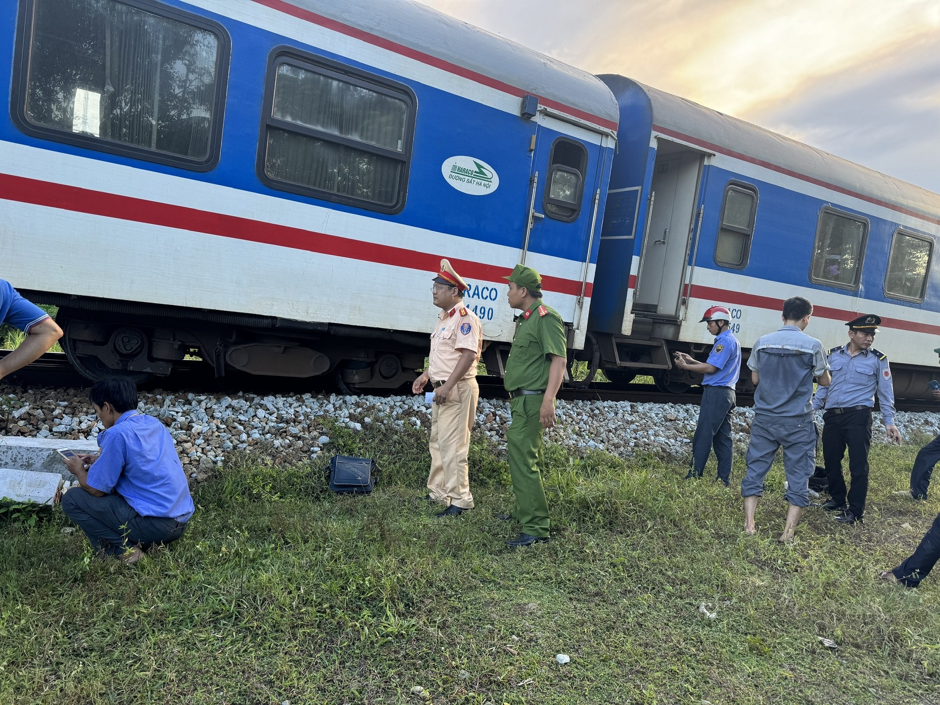 Tau SE2 trat banh khoi duong ray, hang tram hanh khach thoat nan hinh anh