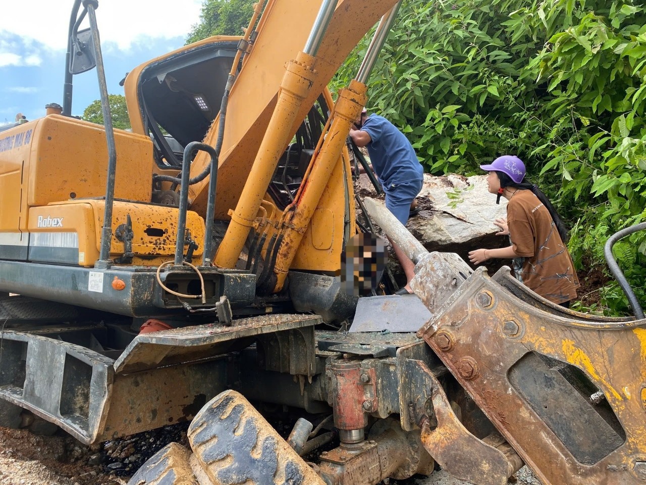 Tang da lon lan xuong quoc lo, de tu vong nguoi lai may xuc hinh anh