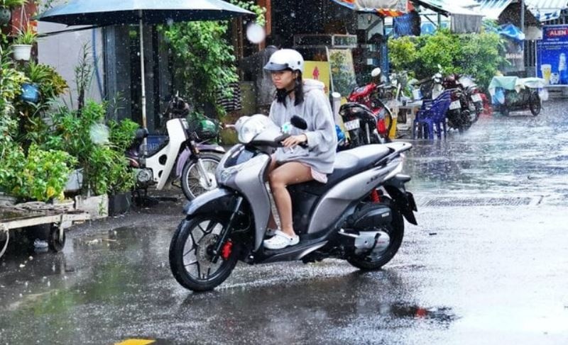 TP.HCM ngay 8/8: Ngay nang nong, chieu toi mua rao va dong rai rac hinh anh