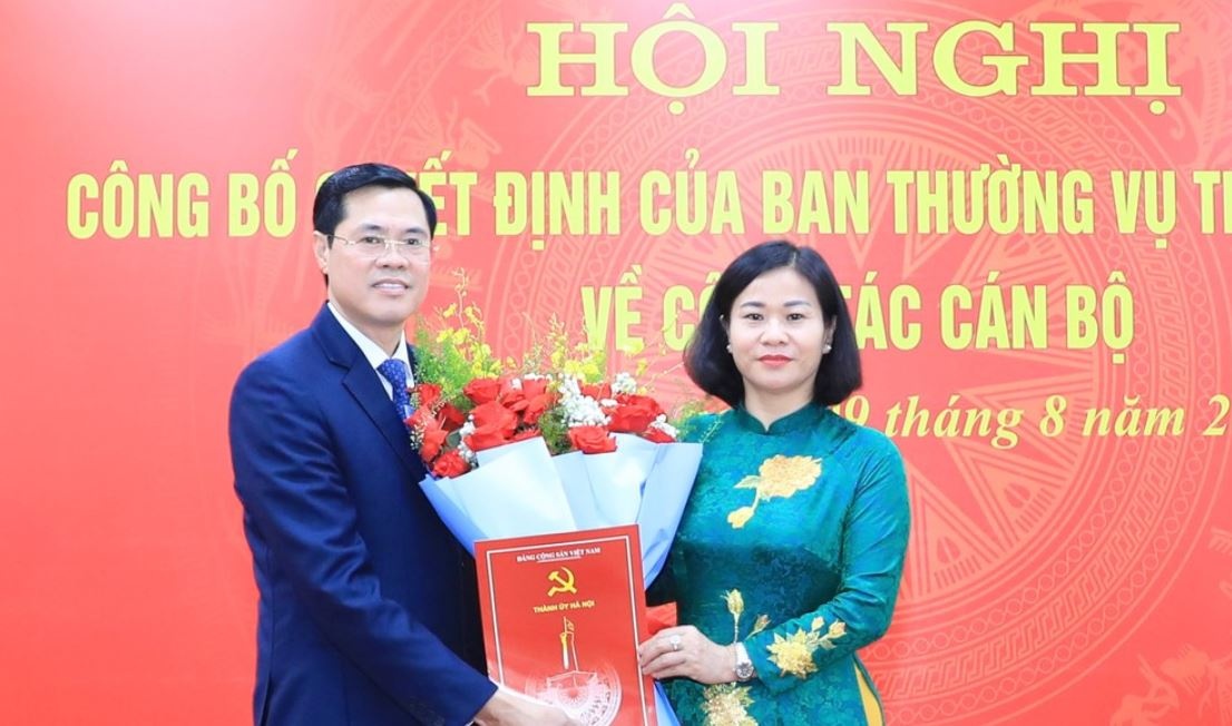 Trao quyet dinh cua Ban Thuong vu Thanh uy Ha Noi ve cong tac can bo hinh anh