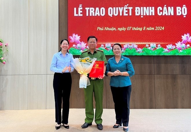 Cong bo quyet dinh nhan su cua Thanh uy TP.HCM hinh anh