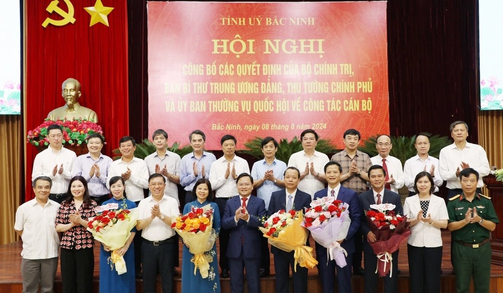 Cong bo quyet dinh cua Bo Chinh tri ve cong tac can bo o Bac Ninh hinh anh