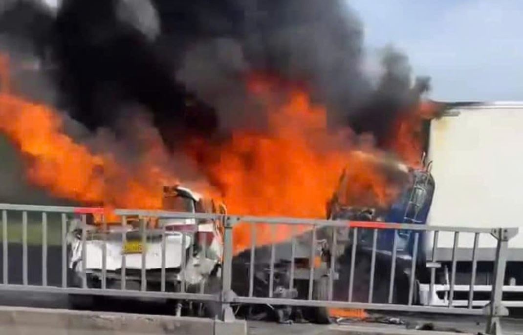 Oto, xe tai boc chay sau tai nan kinh hoang o TP.HCM hinh anh