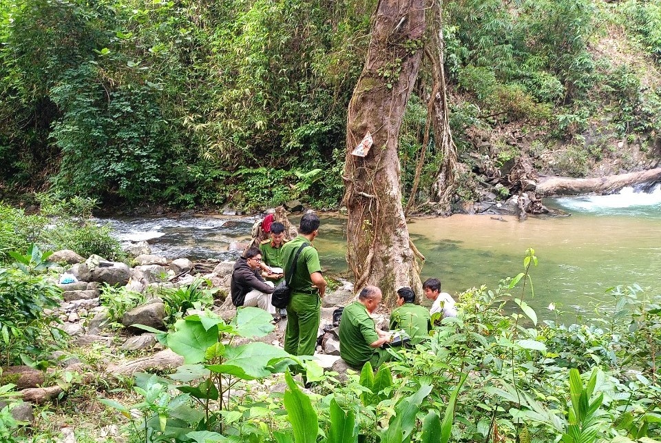 Thanh nien tu vong khi tam suoi o Lam Dong hinh anh