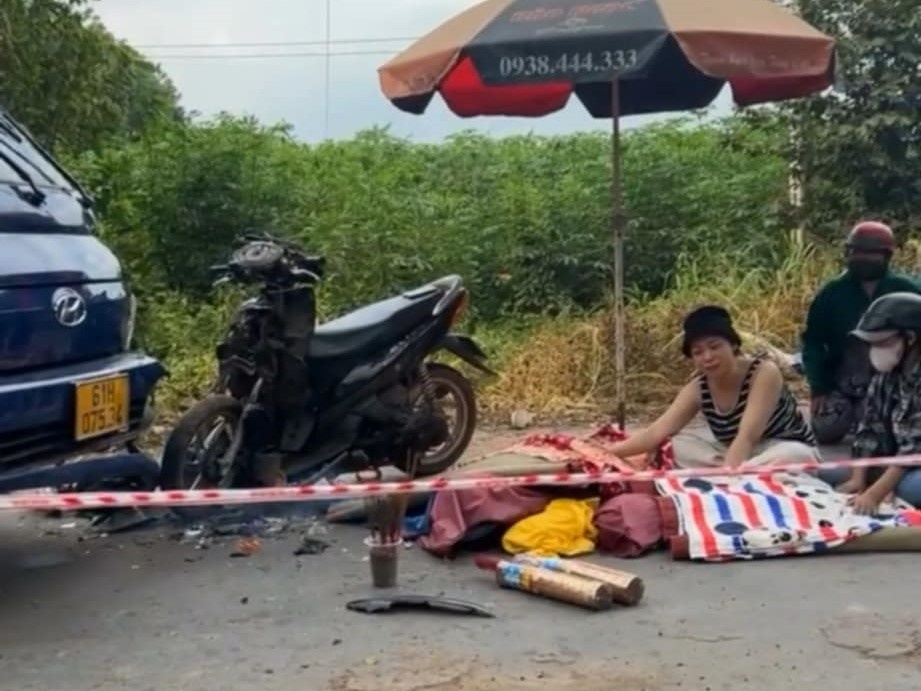 Xe may va cham xe tai, gia dinh 3 nguoi tu vong hinh anh