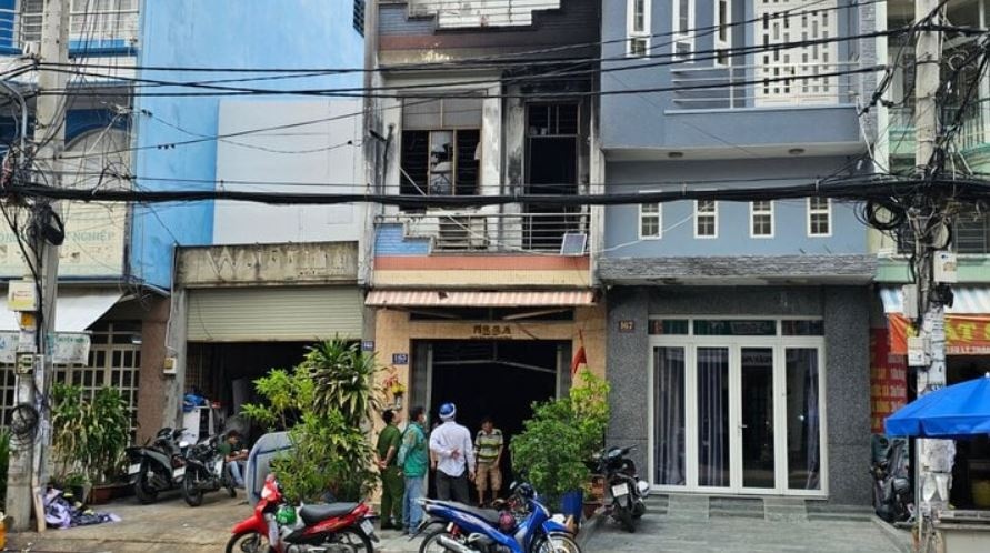 Xe tai tong sap cua ngoi nha chay, cuu nguoi mac ket hinh anh