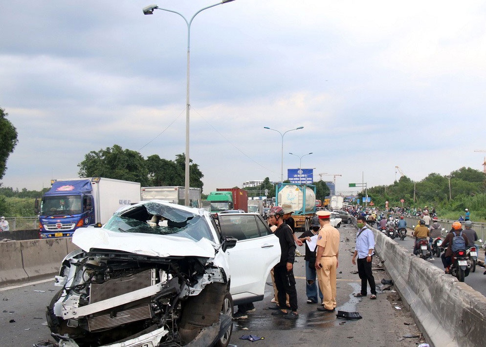 Giao thong khu vuc cau Phu My on dinh sau vu 7 oto dam lien hoan hinh anh