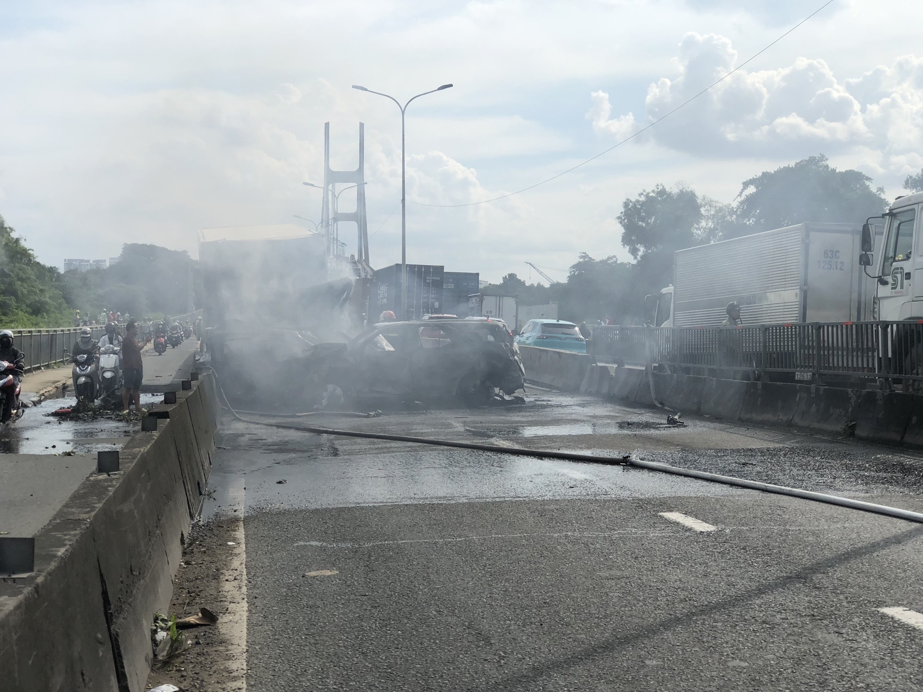 Tong xe lien hoan,  chan cau Phu My anh 3