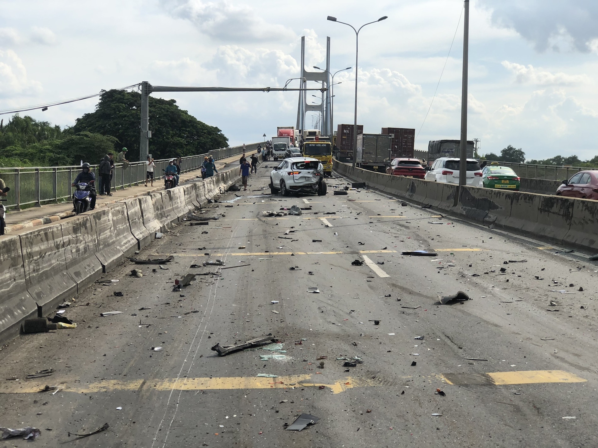 Tong xe lien hoan,  chan cau Phu My anh 4