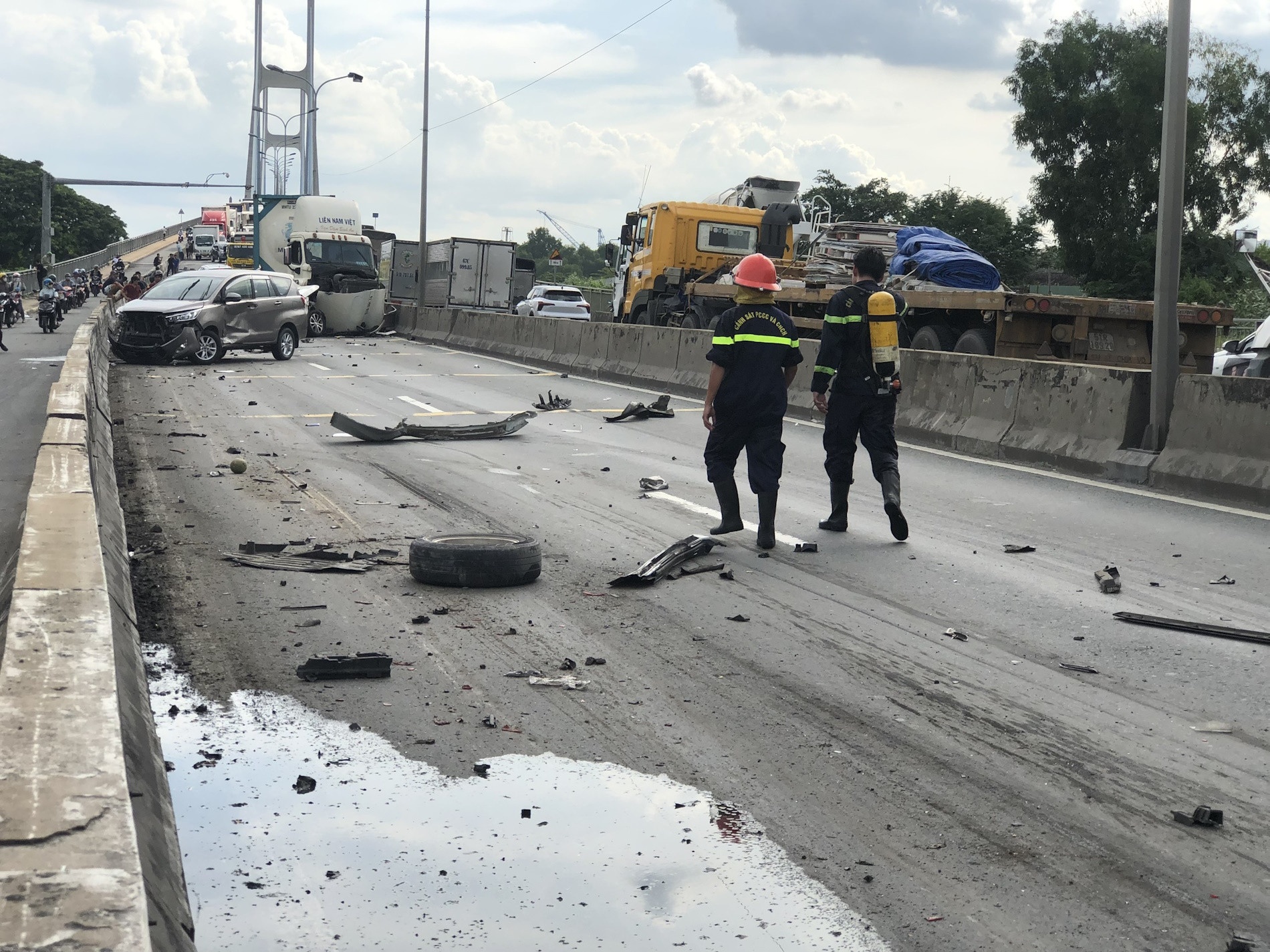 Tong xe lien hoan,  chan cau Phu My anh 6