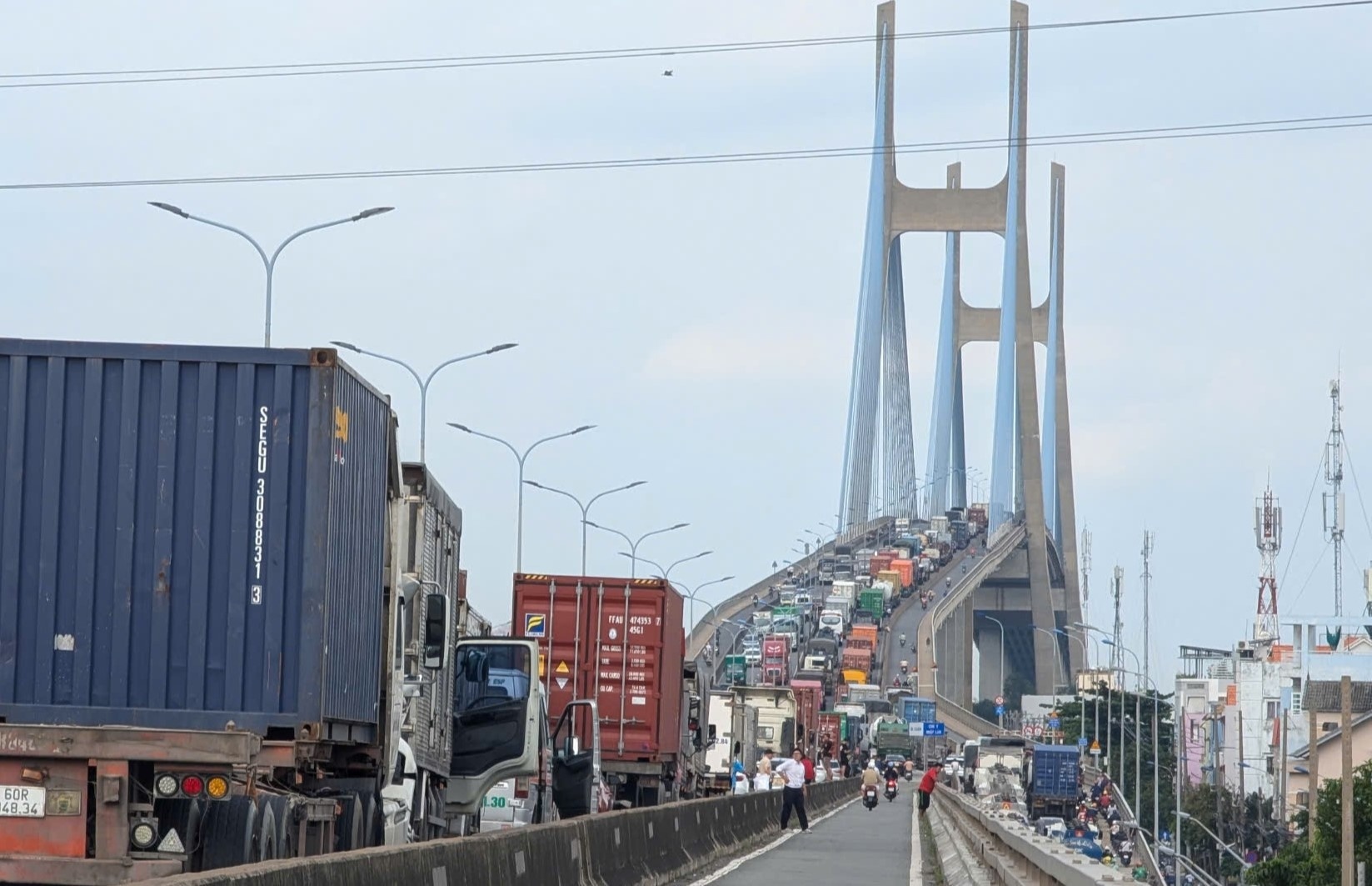 Hien truong vu tong xe lien hoan duoi chan cau Phu My, 3 oto chay hinh anh