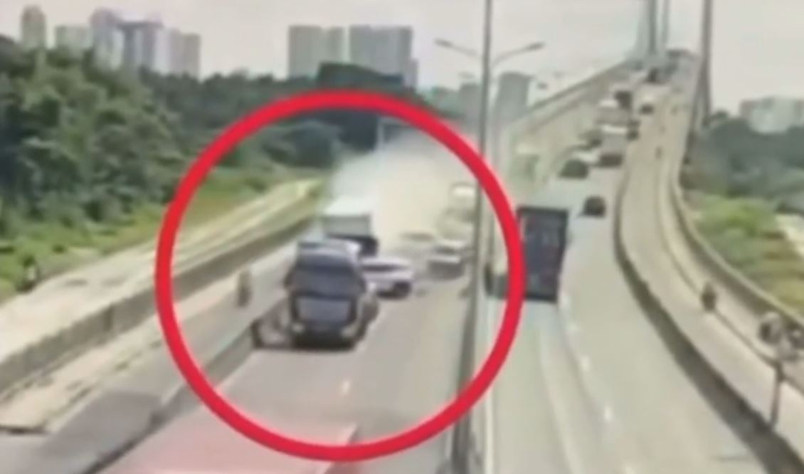 Khoanh khac xe tai tong lien hoan 7 oto o cau Phu My hinh anh