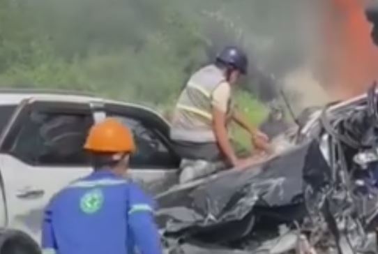 Nhom 'nguoi hung' cuu tai xe ket trong oto tren cau Phu My hinh anh