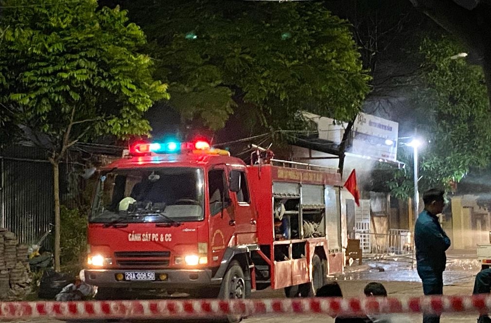 Chay kho nguyen lieu lam banh o Ha Noi hinh anh