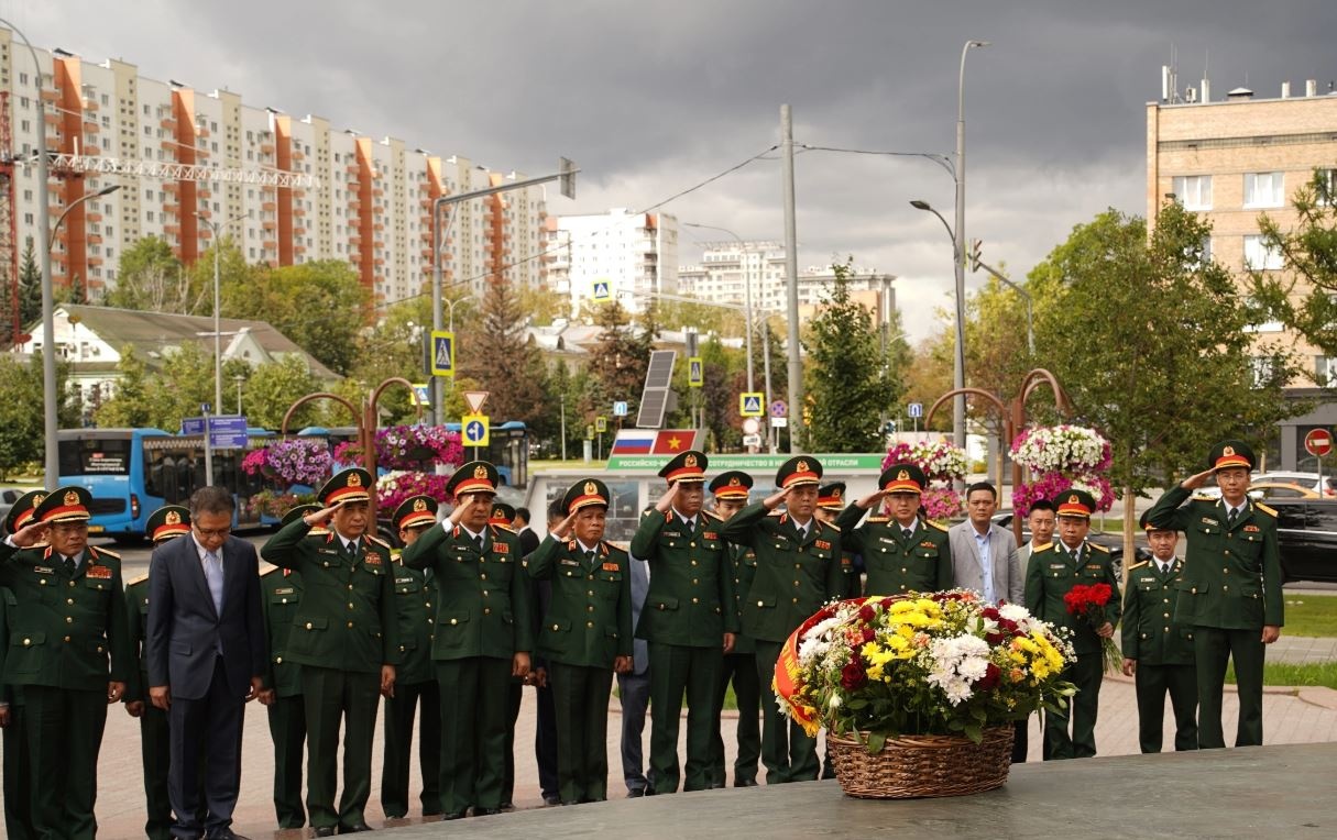 Bo truong Quoc phong bat dau chuyen cong tac tai Nga hinh anh