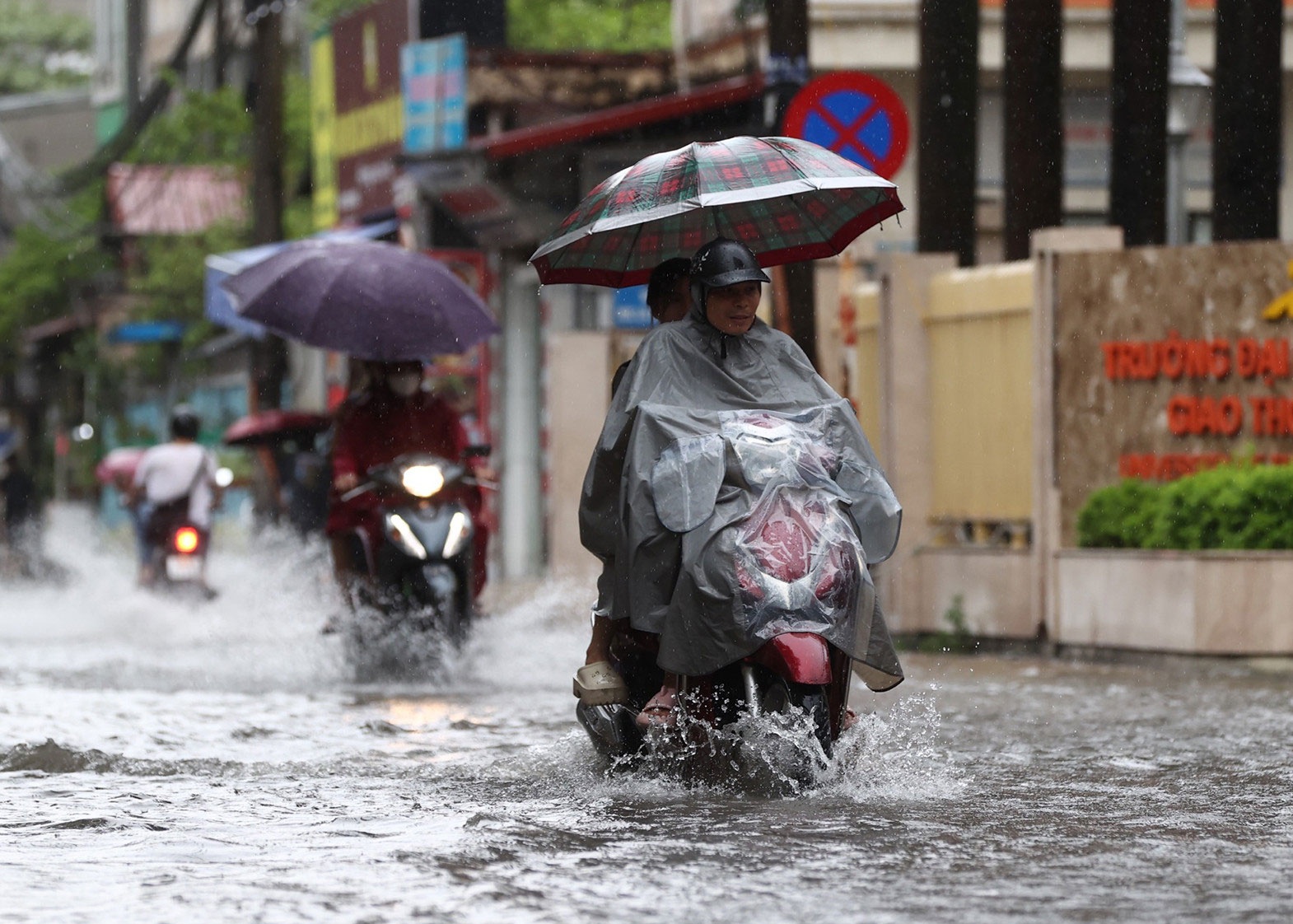 Bac Bo mua lon dien rong, Trung Bo nang nong hinh anh