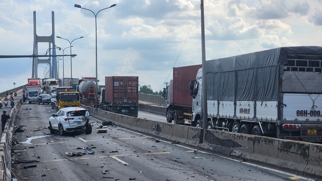 Cach luu thong qua cau Phu My an toan sau vu tai nan lien hoan? hinh anh