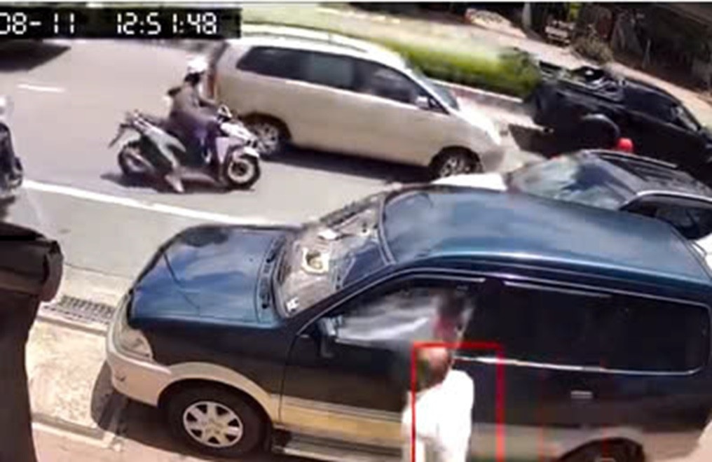 Nguoi dan ong dap be kinh oto, buoc tai xe quy xin loi sau va cham hinh anh