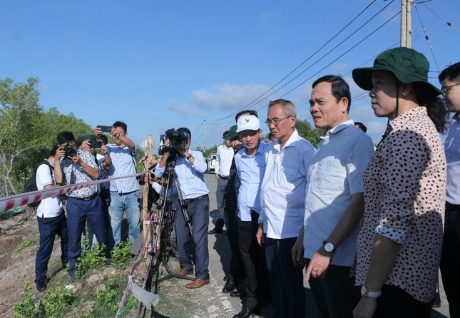 Pho Thu tuong Tran Luu Quang kiem tra tinh hinh sat lo o 2 tinh hinh anh