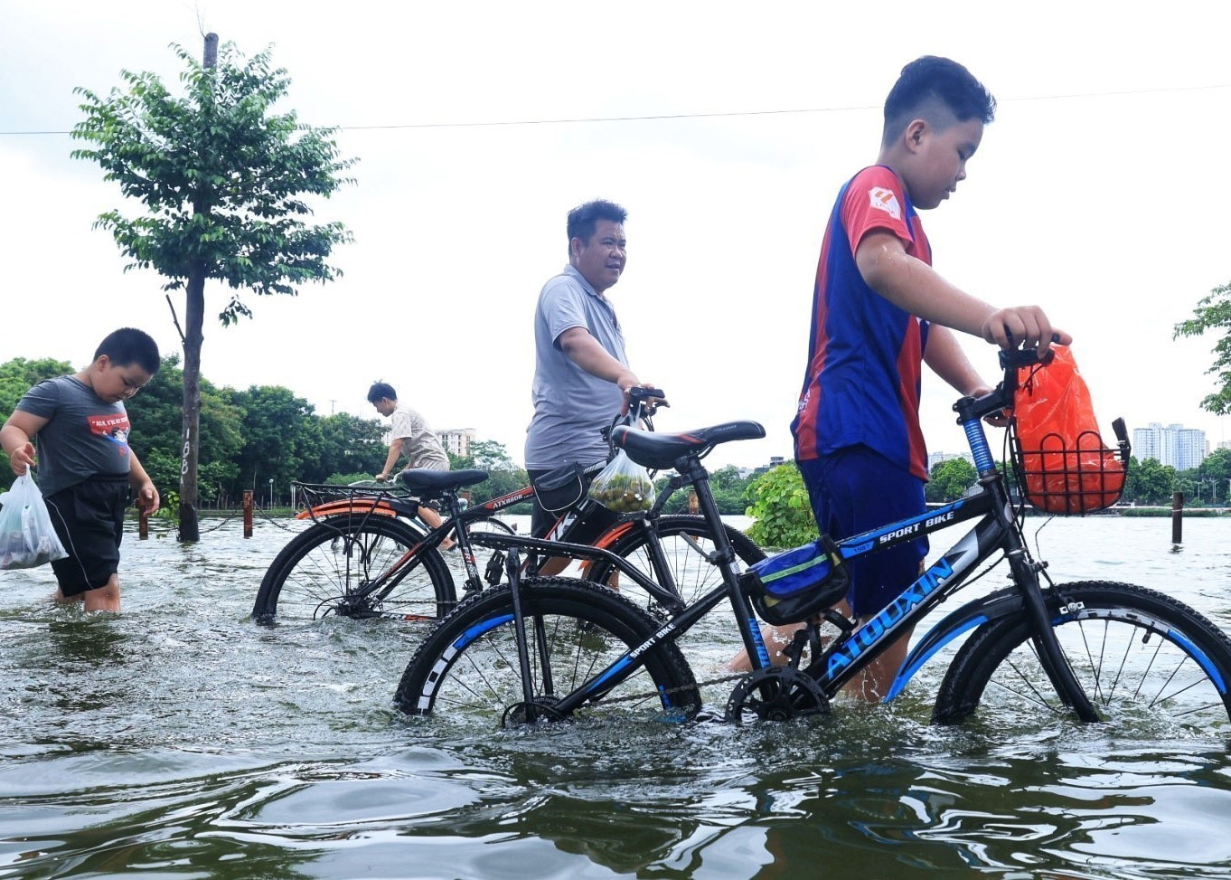 Thu do Ha Noi mua to, canh bao ngap lut hinh anh