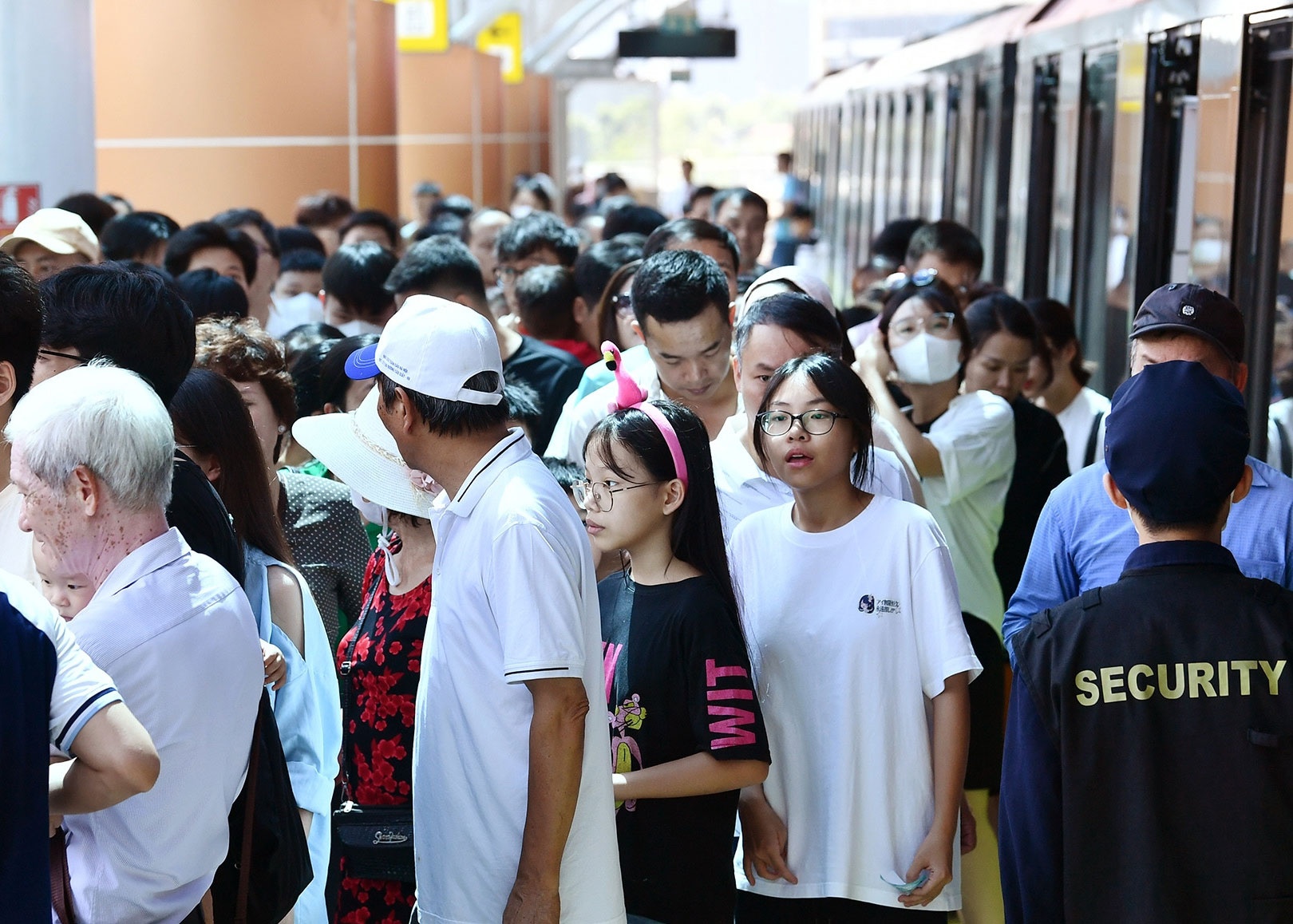 Nguoi dan trai nghiem metro Nhon - Cau Giay, ky luc 66.078 luot khach hinh anh