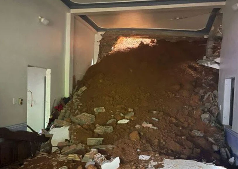 Sat lo lam sap tuong nha dan, 2 tre bi thuong hinh anh