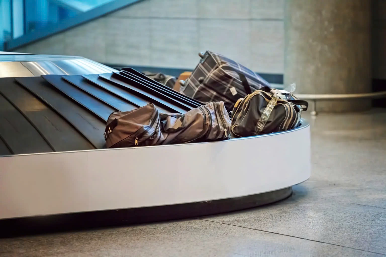 Nguoi phu nu chet bi an trong bang chuyen hanh ly san bay hinh anh