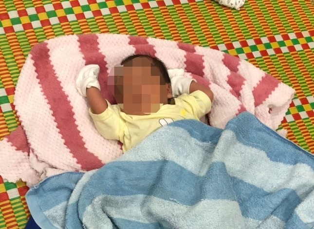 Trong mot dem co 2 tre so sinh bi bo roi truoc ngoi chua hinh anh