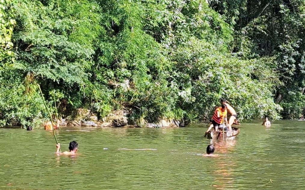 Tim thay thi the hai nu sinh roi xuong song Krong No hinh anh