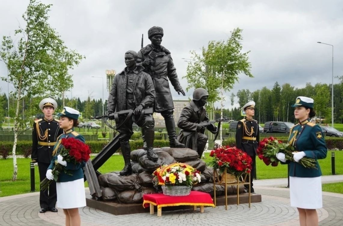 Nga dung tuong vinh danh cac chien si tinh nguyen quoc te Viet Nam hinh anh