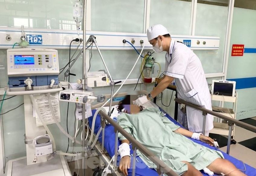 Di rung, co gai 17 tuoi bi ong dot nguy kich hinh anh