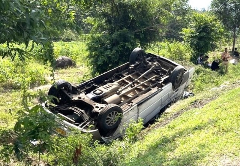 Xe 16 cho lat ngua gan deo To Na, mot nguoi tu vong hinh anh