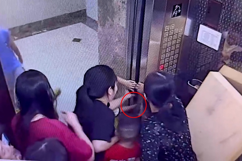 Cach phong ngua tai nan tre em kep tay vao cua thang may hinh anh