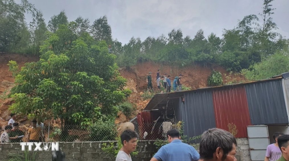 Vinh Phuc: Sat lo dat lam mot nguoi chet, mot nguoi bi thuong hinh anh