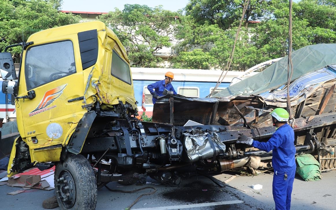 Tau hoa keo le xe tai o Ha Noi hinh anh