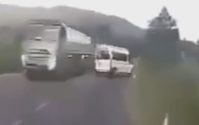 Giay phut xe khach 16 cho lat ngua o Gia Lai hinh anh