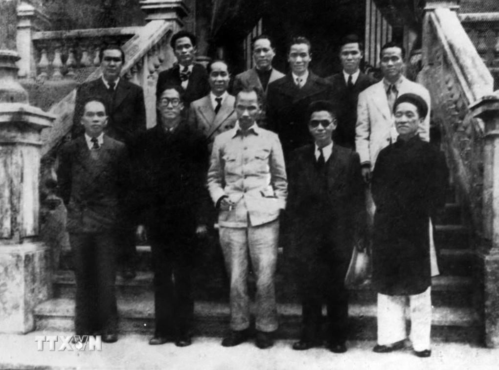 Cach mang Thang Tam anh 10