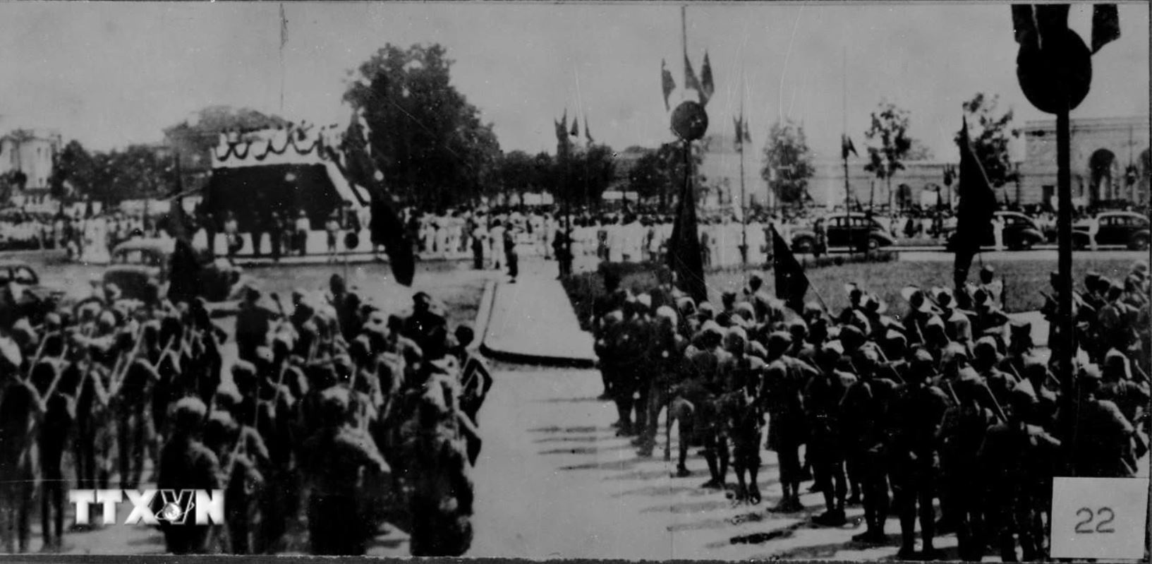 Cach mang Thang Tam anh 8