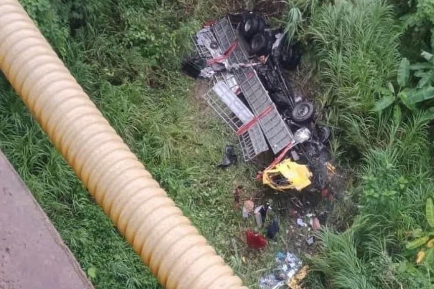 Xe tai roi xuong vuc sau 50 met hinh anh