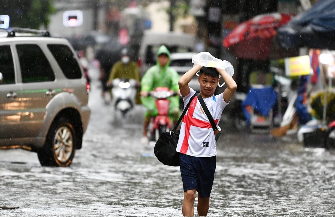 Thoi tiet 16/8: Mien Trung co mua giai nhiet vao chieu toi hinh anh