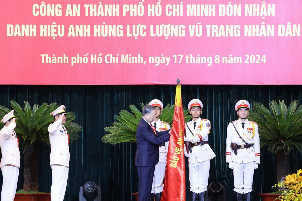 Trao tang danh hieu Anh hung Luc luong vu trang cho Cong an TP.HCM hinh anh