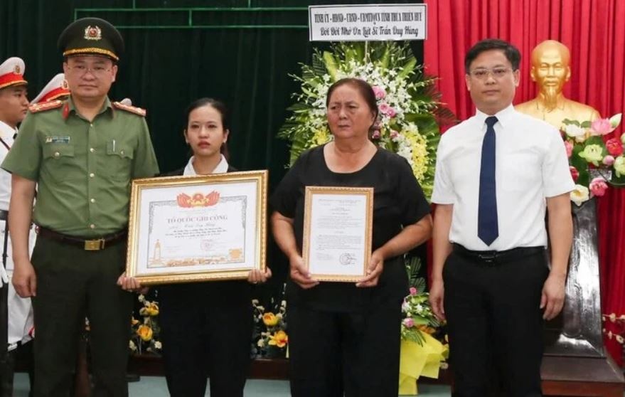 Truy tang bang To quoc ghi cong cho Pho truong cong an phuong hy sinh hinh anh