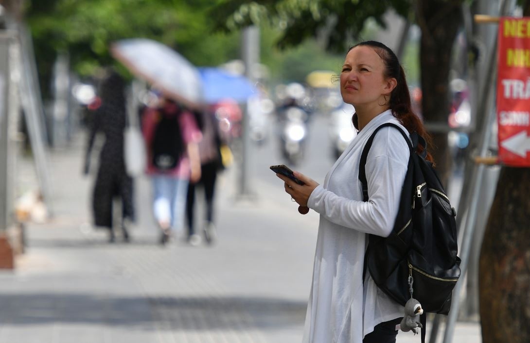 Ha Noi nang nong, chieu co mua rao hinh anh