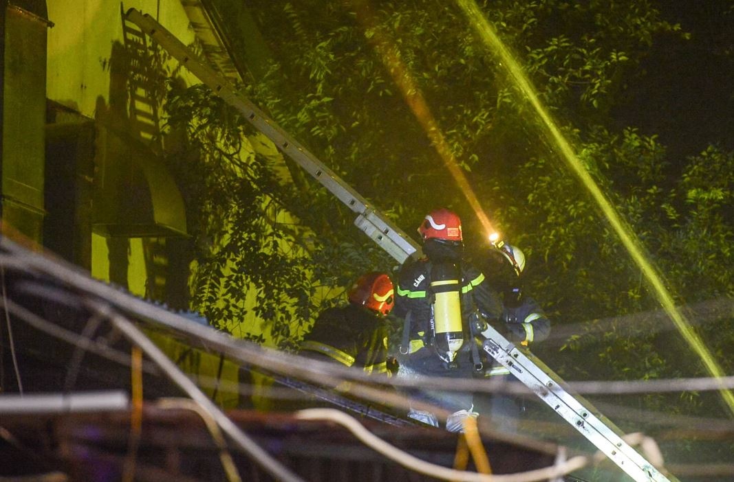 Chay lon tai quan bar o Ha Noi hinh anh