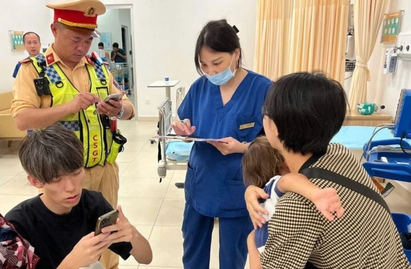 Canh sat dung xe dac chung cuu be trai nguoi Nhat Ban hinh anh