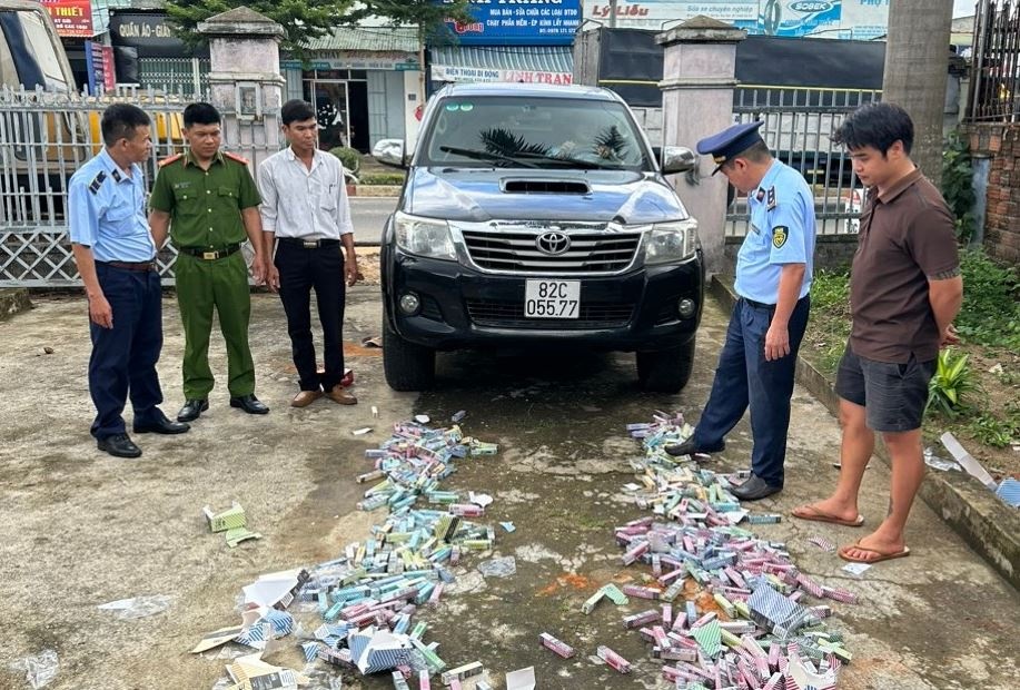 Tieu huy hang hoa gia mao Louis Vuitton, Chanel hinh anh