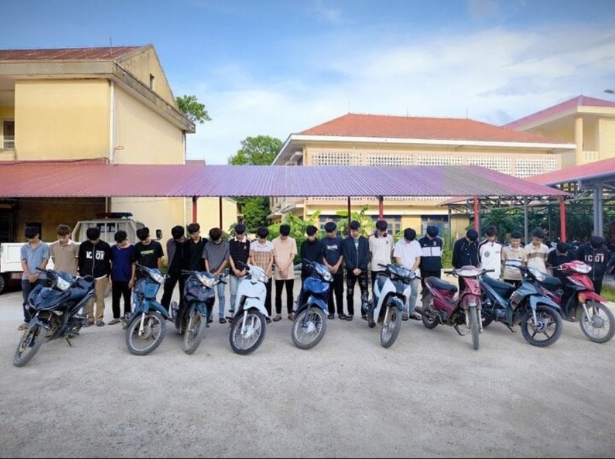 24 thanh thieu nien cam hung khi danh nguoi o Quang Binh hinh anh