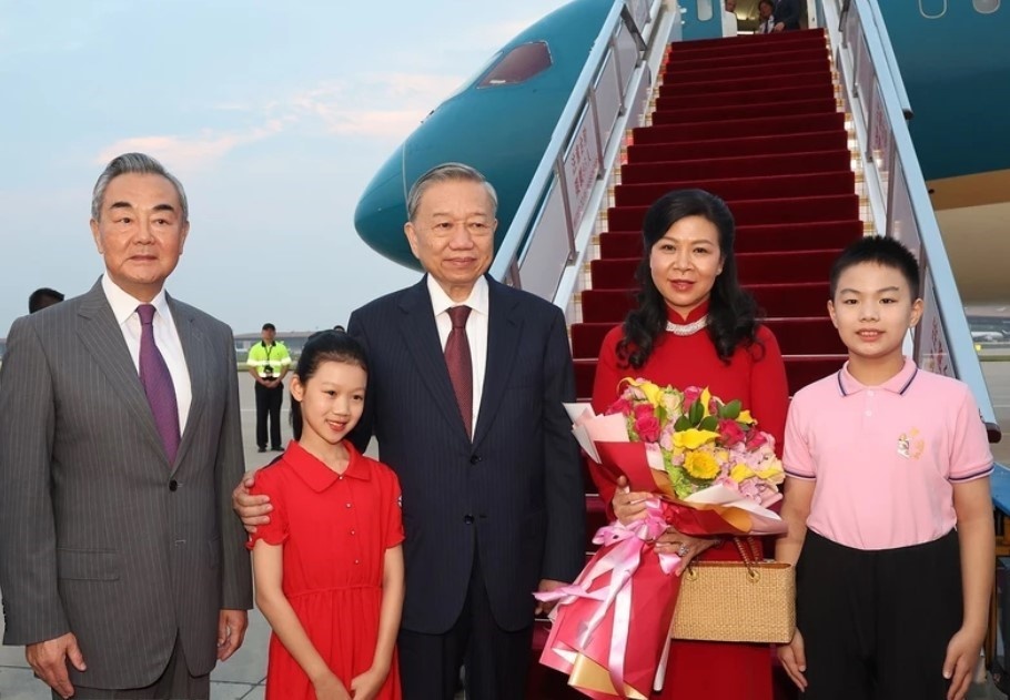 Le don Tong Bi thu, Chu tich nuoc To Lam va Phu nhan tai san bay hinh anh