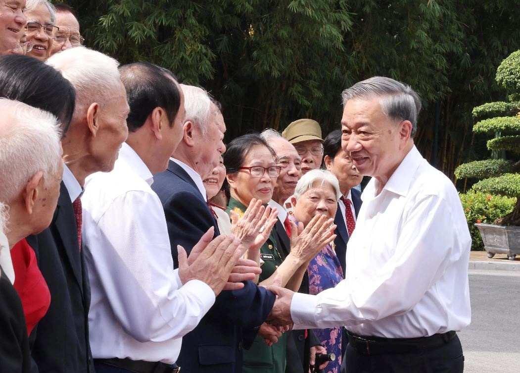 Tong Bi thu, Chu tich nuoc gap mat can bo tung phuc vu Bac Ho hinh anh