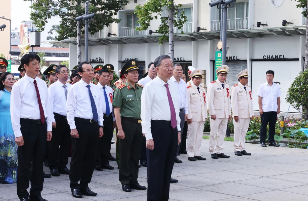 Tong Bi thu, Chu tich nuoc dang hoa truoc Tuong dai Bac Ho tai TP.HCM hinh anh